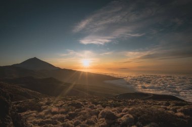Gün batımını görebileceğiniz bir dağ, sıcak ve soğuk renkler