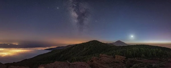 Escena Una Montaña Por Noche Con Las Estrellas Vía Láctea — Foto de Stock
