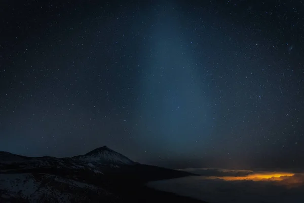 Una Montaña Con Las Estrellas Luz Escena Fría Del Zodíaco — Foto de Stock