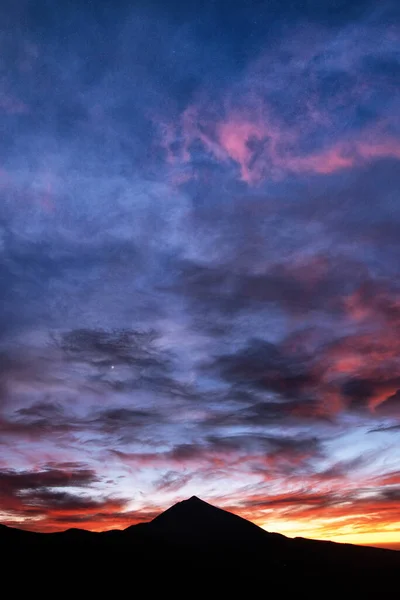 Paisaje Montaña Con Nubes Puesta Sol Colores Cálidos — Foto de Stock