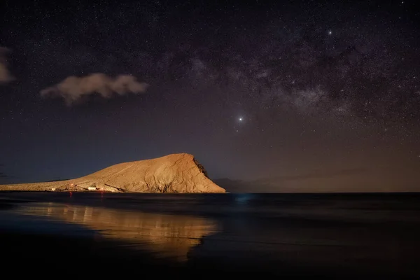 Montaña Con Playa Vía Láctea Foto Noche — Foto de Stock