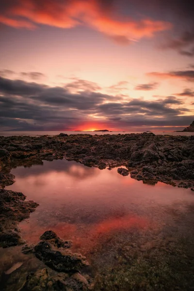 夕阳西下沙滩上的风景 水面上有倒影 — 图库照片