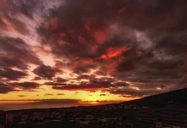 Захід Сонця Небом Багатьма Вогняними Червоними Хмарами — стокове фото