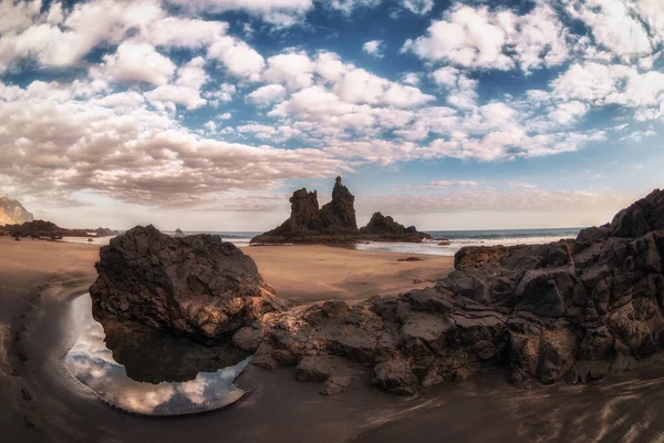 Пейзаж Песчаного Пляжа Закате Отражениями Воде — стоковое фото