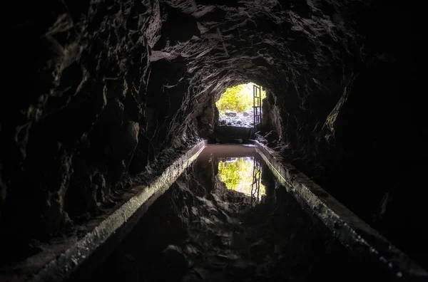 石头水渠 在那里你可以看到岩石和石头环绕 最后是一条光路 免版税图库照片