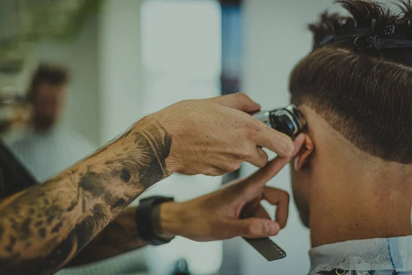 Jovem Com Braços Tatuados Corta Cabelo Homem Uma Barbearia — Fotografia de Stock