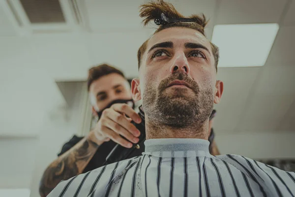 Jovem Com Braços Tatuados Corta Cabelo Homem Uma Barbearia — Fotografia de Stock