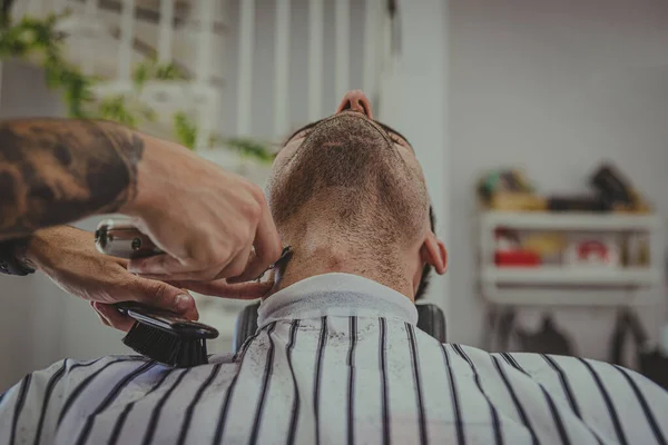 Detalhe Jovem Com Braços Tatuados Corta Cabelo Homem Uma Barbearia — Fotografia de Stock