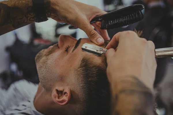 Detalhe Jovem Com Braços Tatuados Corta Cabelo Homem Uma Barbearia — Fotografia de Stock