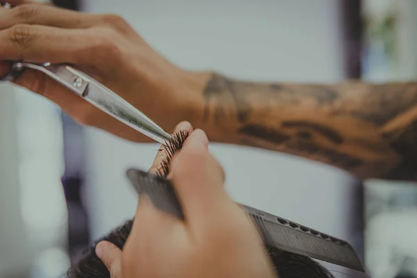 Detalhe Jovem Com Braços Tatuados Corta Cabelo Homem Uma Barbearia — Fotografia de Stock