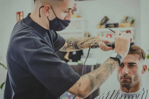 Jovem Com Braços Tatuados Corta Cabelo Homem Uma Barbearia — Fotografia de Stock