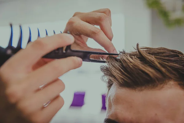 Detalhe Jovem Com Braços Tatuados Corta Cabelo Homem Uma Barbearia — Fotografia de Stock