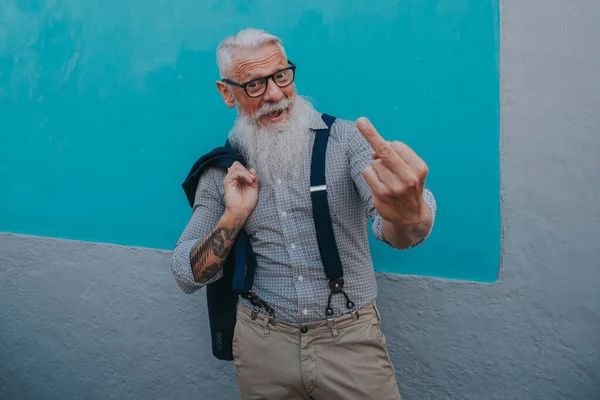 Пожилой Мужчина Хипстерской Одежде Очках Длинной Белой Бороде Позирует Синей — стоковое фото