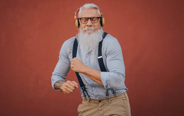 Hombre Mayor Con Ropa Gafas Hipster Barba Blanca Larga Escucha Fotos de stock libres de derechos