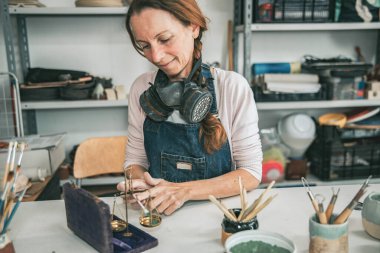 Genç zanaatkar kadın elleriyle çalışıyor seramik karıştırıcı renkler.