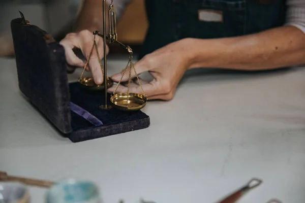 Jovem Mulher Artesanal Trabalhando Com Mãos Pedaço Cerâmica Misturando Cores — Fotografia de Stock