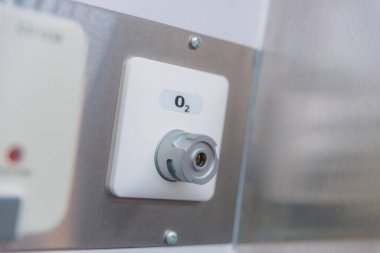 Acil durum için hazırlanmış bir ambulansın iç kısmı.