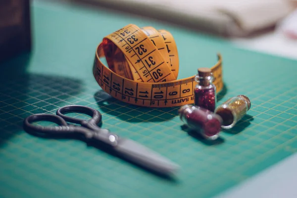 Mesa Trabalho Onde Eles Fazem Uma Boneca Pano — Fotografia de Stock