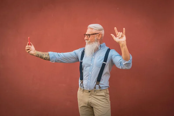 Hombre Mayor Con Ropa Gafas Hipster Una Larga Barba Blanca Imagen de stock