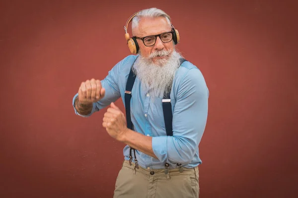 Hombre Mayor Con Ropa Gafas Hipster Barba Blanca Larga Escucha Imagen de archivo