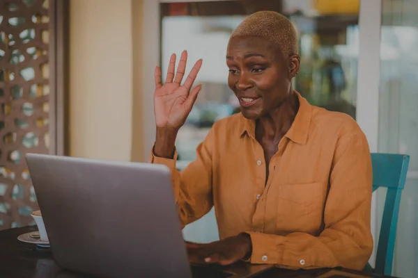 Negro Mujer Adulta Trabaja Ordenador Hace Videoconferencia Una Cafetería Centran Fotos de stock