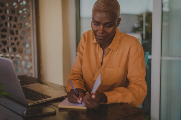 Mujer Negra Adulta Habla Escribe Notas Libro Mientras Trabaja Computadora Imagen de stock