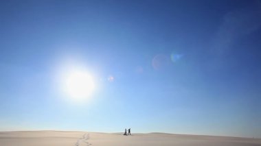 Romantik Çift tutuşup güneş altında yürüyüş. İki genç aşığın üzerinde romance yaz aylarında birlikte neşeli yürüyüş. Maspalomas kum tepeleri, Gran Canaria, Kanarya Adaları, İspanya
