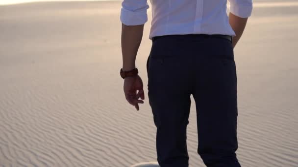 砂漠を歩く疲れたビジネスマン — ストック動画