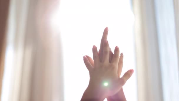 Mädchenhände in der Sonne — Stockvideo