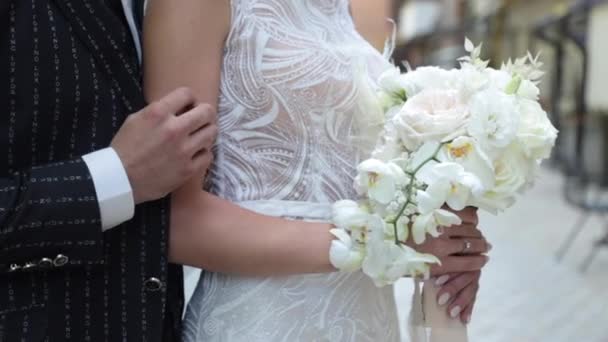 O noivo acaricia suavemente a mão das noivas — Vídeo de Stock