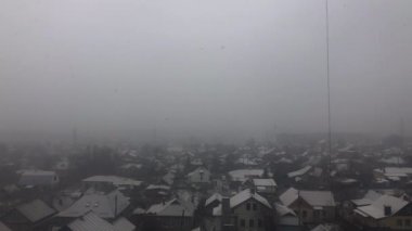  Karlı bir köy sisli