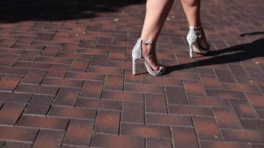  Güzel ayakkabılı bir kız yolda yürüyor.