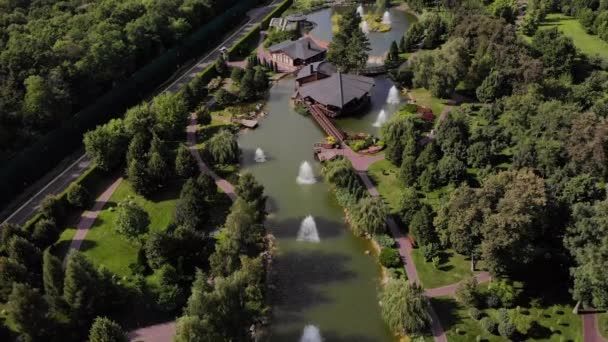 Schöner Park mit Brunnenblick von der Drohne — Stockvideo