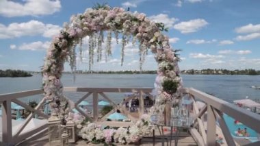  Nehir kıyısında güzel bir düğün kemeri