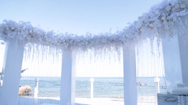 Mooie witte trouwboog op de achtergrond van de zee — Stockvideo
