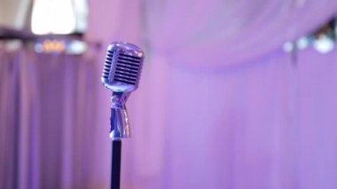 Duman arkaplanındaki mikrofon