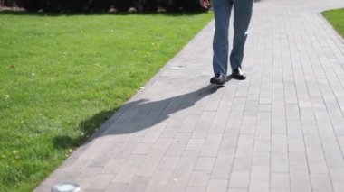 Takım elbiseli bir adam ormanda yürüyor.