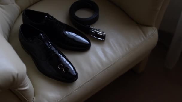 男鞋上的结婚戒指 — 图库视频影像