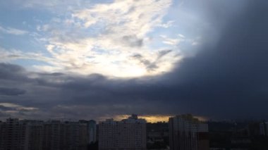 Şehri bir fırtına kaplıyor.