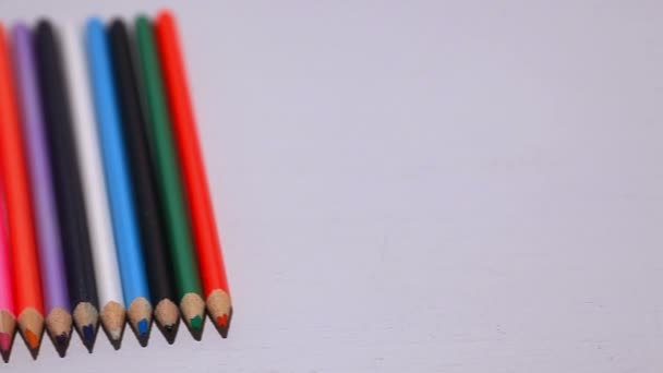 Линия цветных карандашей — стоковое видео