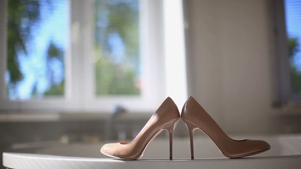Жіноче взуття на високих підборах розкішне модне взуття — стокове відео
