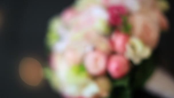 Bouquet voor bruid geïsoleerd op een witte achtergrond. Closeup. — Stockvideo