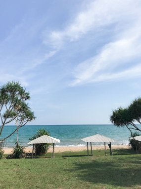 Gün ışığında çardağı olan huzurlu bir sahil.