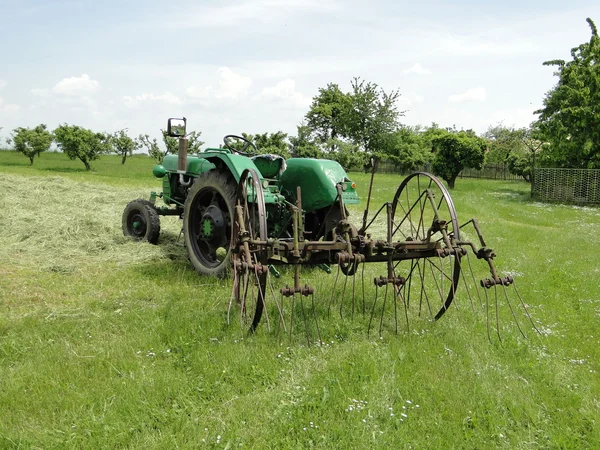 Kering jerami dengan traktor — Stok Foto