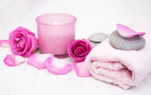 Ванные полотенца, свечи и мыло с розовыми розами — стоковое фото