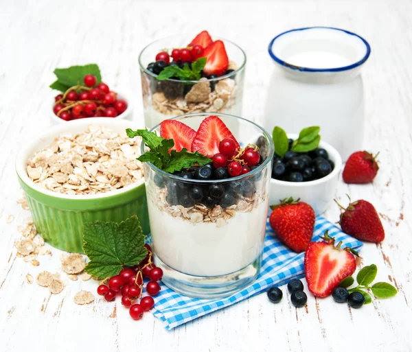 Jogurt s čerstvým ovocem — Stock fotografie