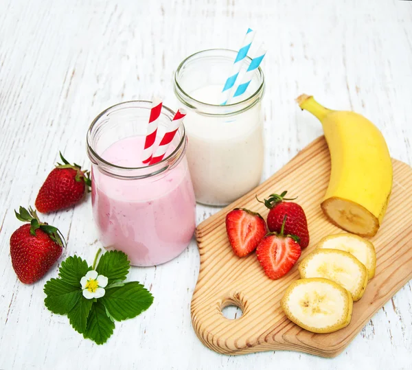 Plátanos y fresas con yogur — Foto de Stock