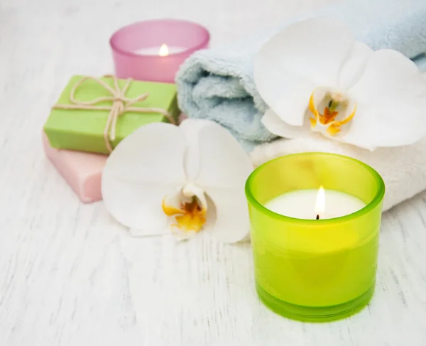 Orquídeas, velas, toallas y jabón hecho a mano —  Fotos de Stock