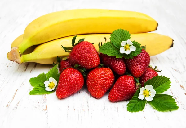 Banane și căpșuni — Fotografie, imagine de stoc