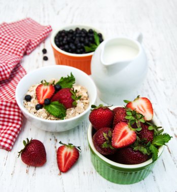 çilek ile müsli